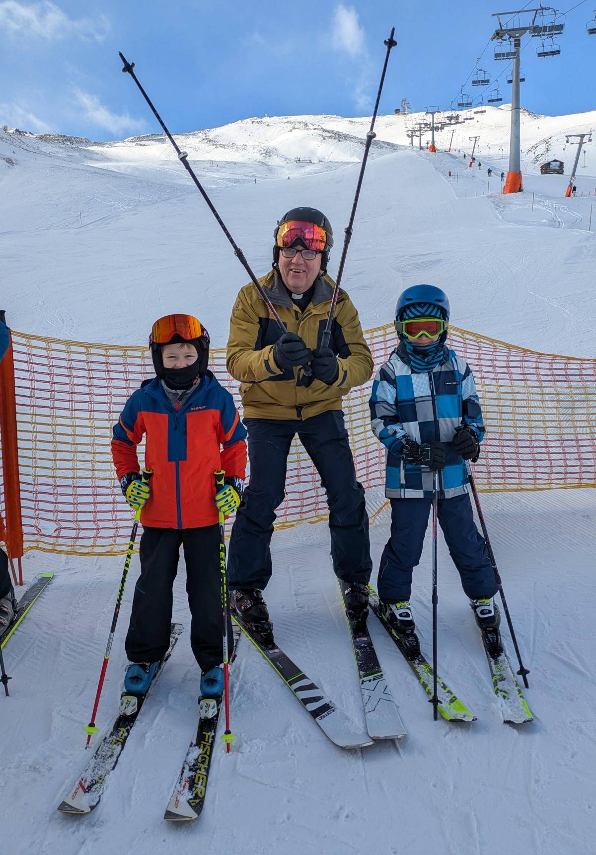 Bischof Hermann Glettler mit den Gewinnern bei der Tombola Florian Girstmair (l.) und Serafin Jost (r.). Foto: Pfarre St. Andr&auml; Lienz