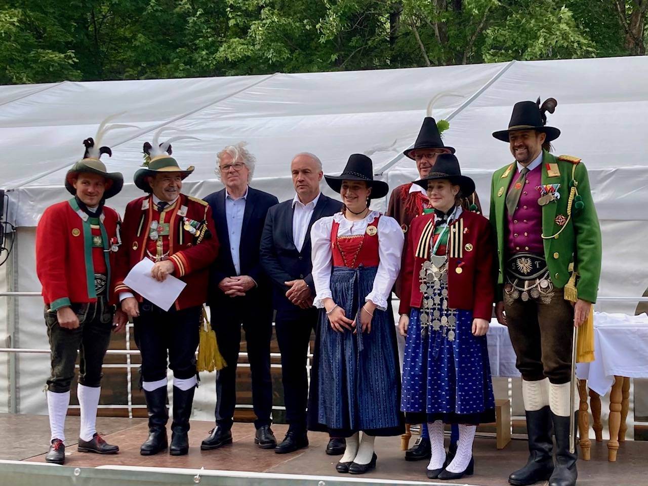 Die Sch&uuml;tzenkette f&uuml;r den besten Schuss darf Sophie-Marie Z&ouml;ttl (SK Igls-Vill) tragen. Foto: Stangl