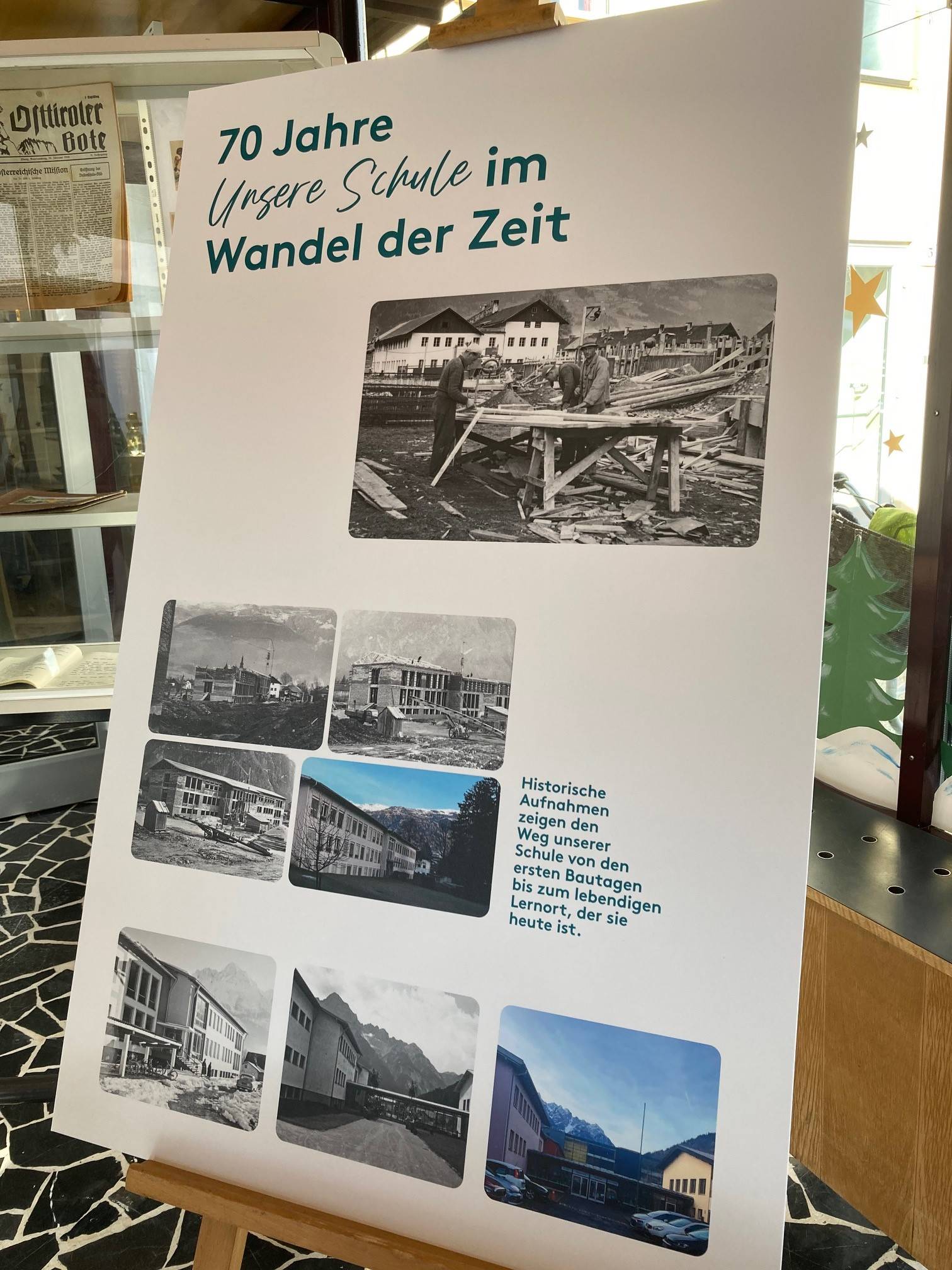 Eine Schautafel dokumentiert den Bau der Schule vor 70 Jahren / Ausstellung VS S&uuml;d