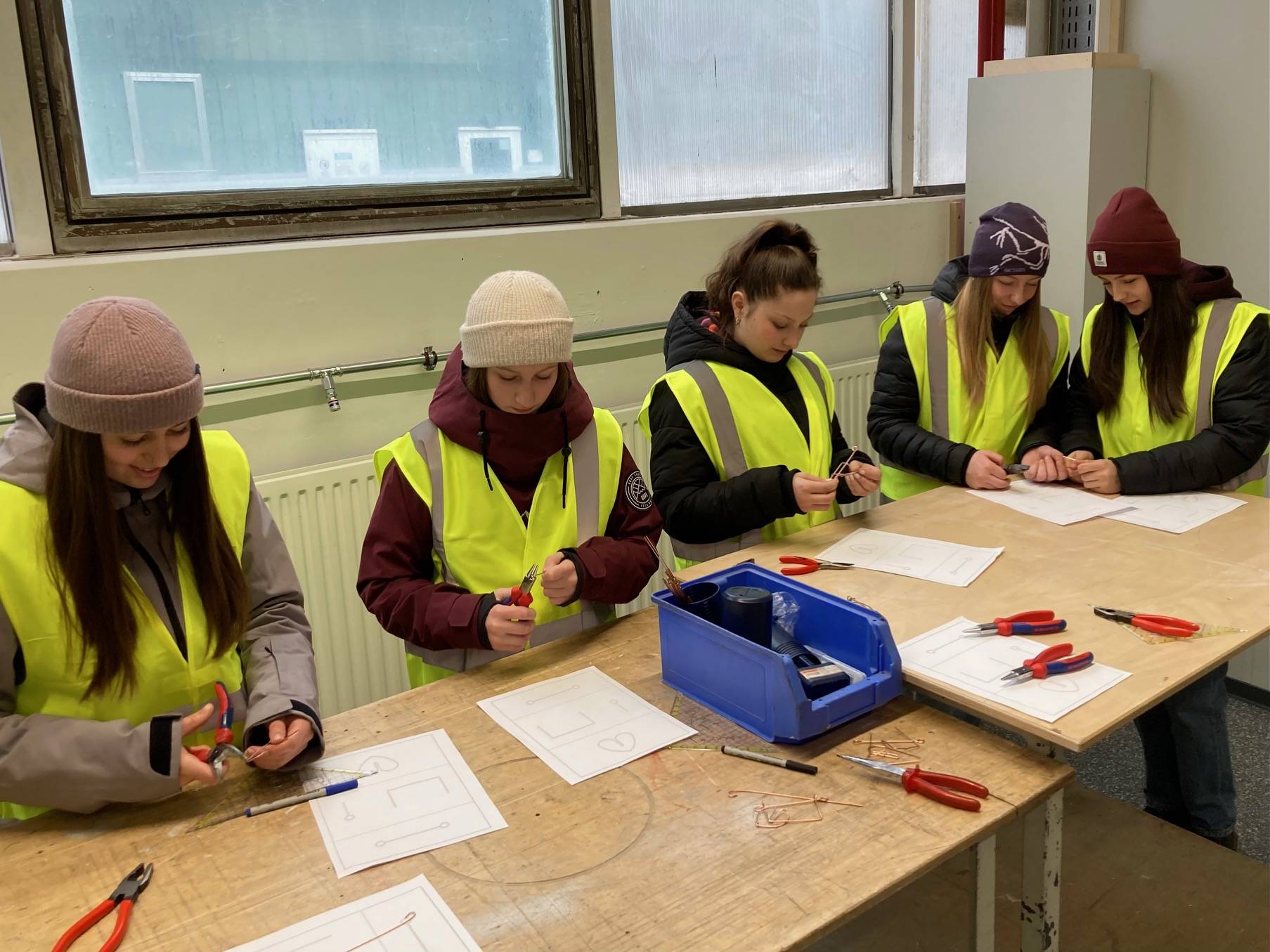 Sch&uuml;lerinnen der MS Matrei beim Biegen von Kupferdraht. Foto: Stangl