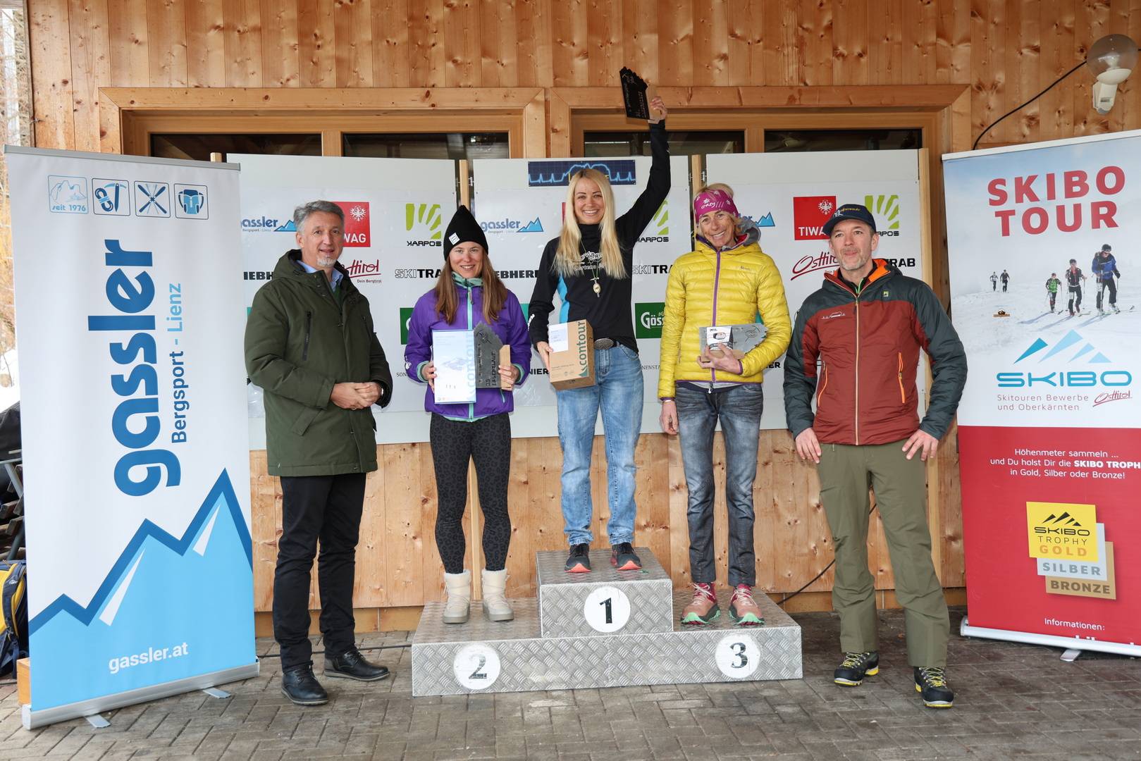 Die drei schnellsten Damen in der Rennklasse mit Bgm. Markus Einhauer und Alpenraute-Obmann Stefan Stern. Foto: Alpenraute/Longo