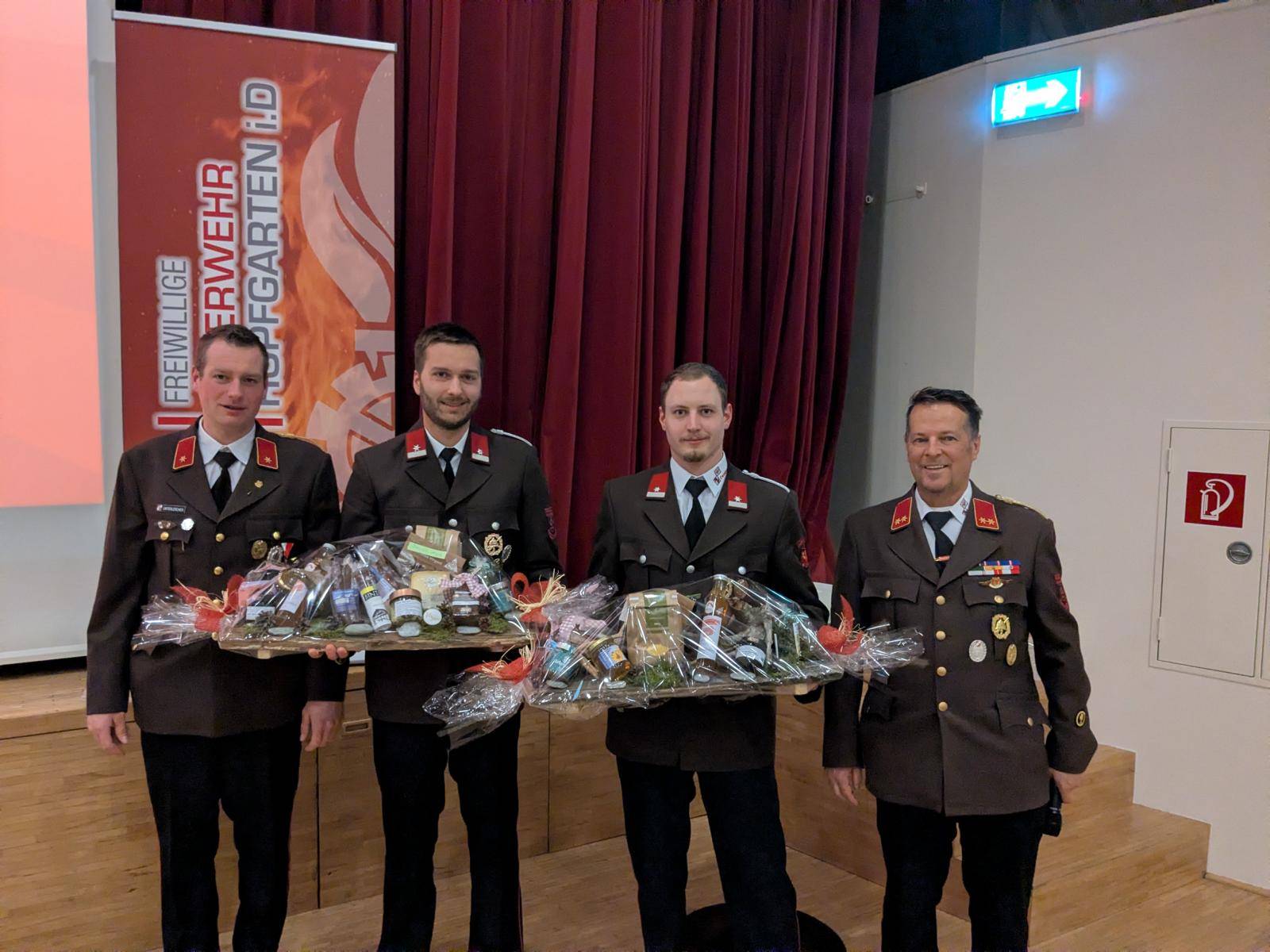 Die zwei &bdquo;Feuerwehrmaturanten&ldquo; Stefan Blaissker (links) und Thomas Hopfgartner (rechts) flankiert von Kommandantstellvertreter Florian Unterlercher (links) und Kommandant Peppi T&ouml;nig (rechts) tragen seit Herbst 2025 mit Stolz das Feuerwehrleistungsabzeichen in Gold. Foto: Feuerwehr Hopfgarten i.Def.