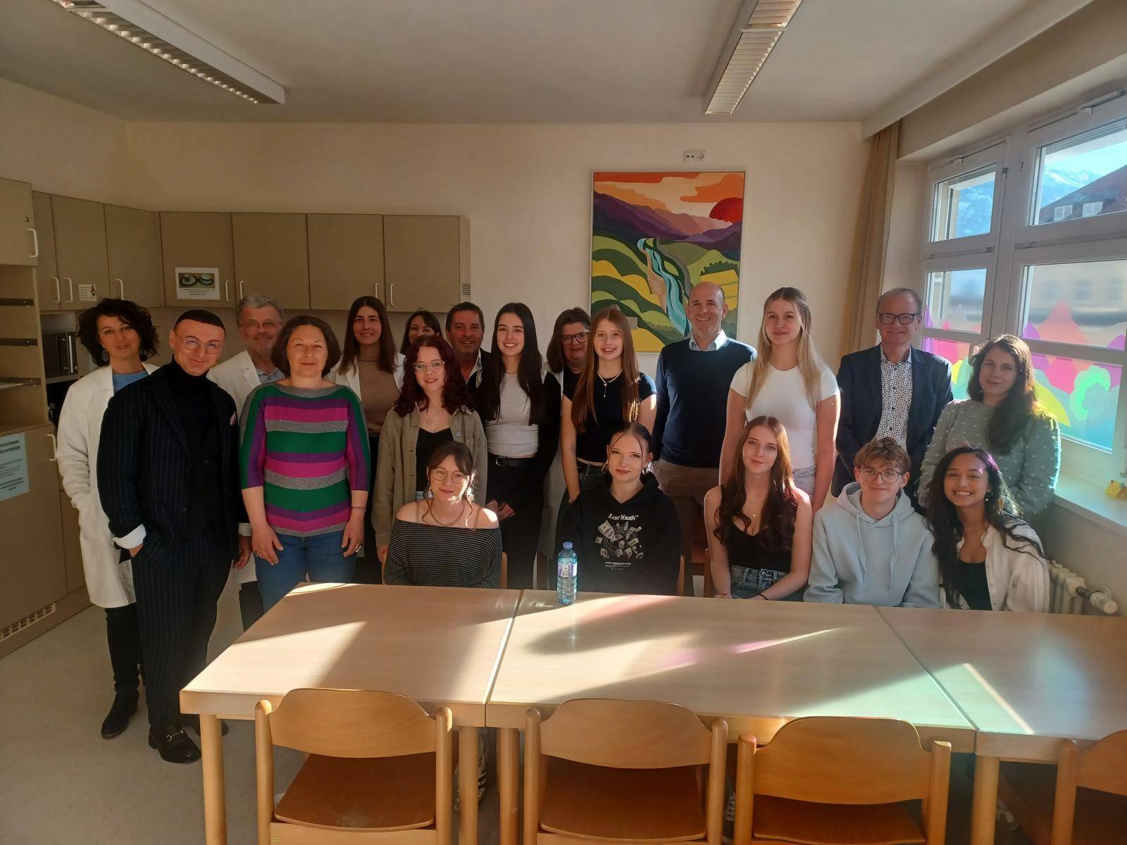 Strahlende Gesichter am Tag, an dem die farbenfrohen Kunstwerke im BKH Lienz pr&auml;sentiert wurden