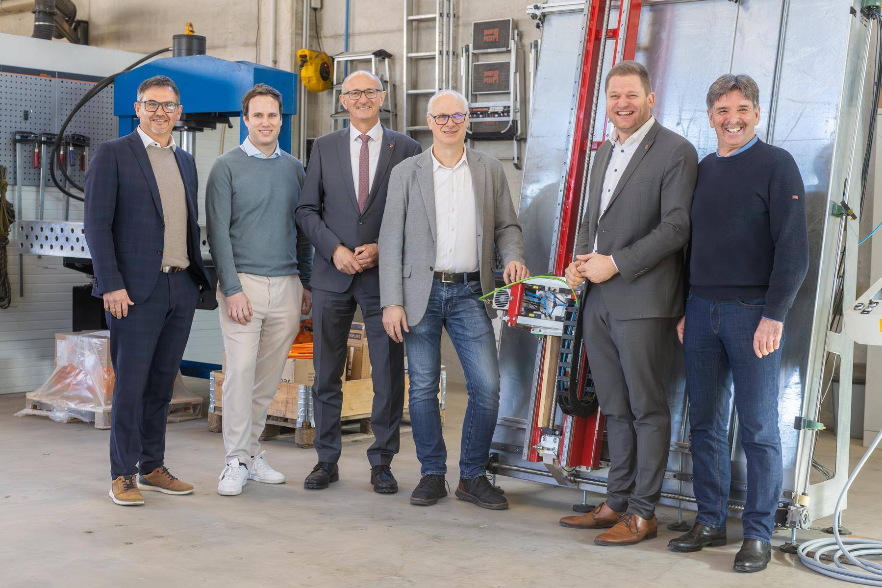 Die Pressekonferenz zum RWP hat im Rahmen einer Betriebsbesichtung bei der Firma Makkon in Matrei stattgefunden. im Bild v.l. Bgm Matthias Scherer, Nico K&ouml;ll (Makkon GmbH), LH Anton Mattle, Markus K&ouml;ll (Gesch&auml;ftsf&uuml;hrer Makkon GmbH), Bundesratspr&auml;sident Markus Stotter und Bgm Dietmar Ruggenthaler. Foto: Land Tirol/Philipp Brunner