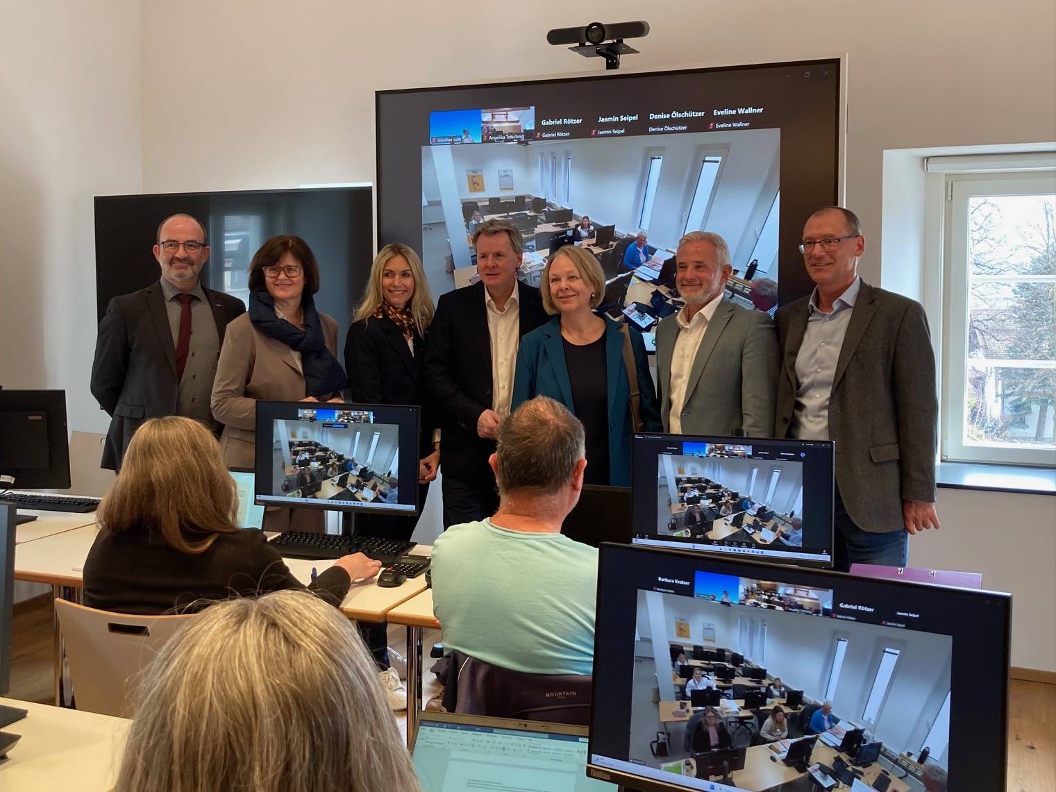 Alle TeilnehmerInnen, die n&auml;her an Lienz wohnen, nutzen das Ausbildungsangebot im Bildungshaus Osttirol. Hier ist man online mit TeilnehmerInnen und Kursleiter in Spittal verbunden. Foto: Stangl