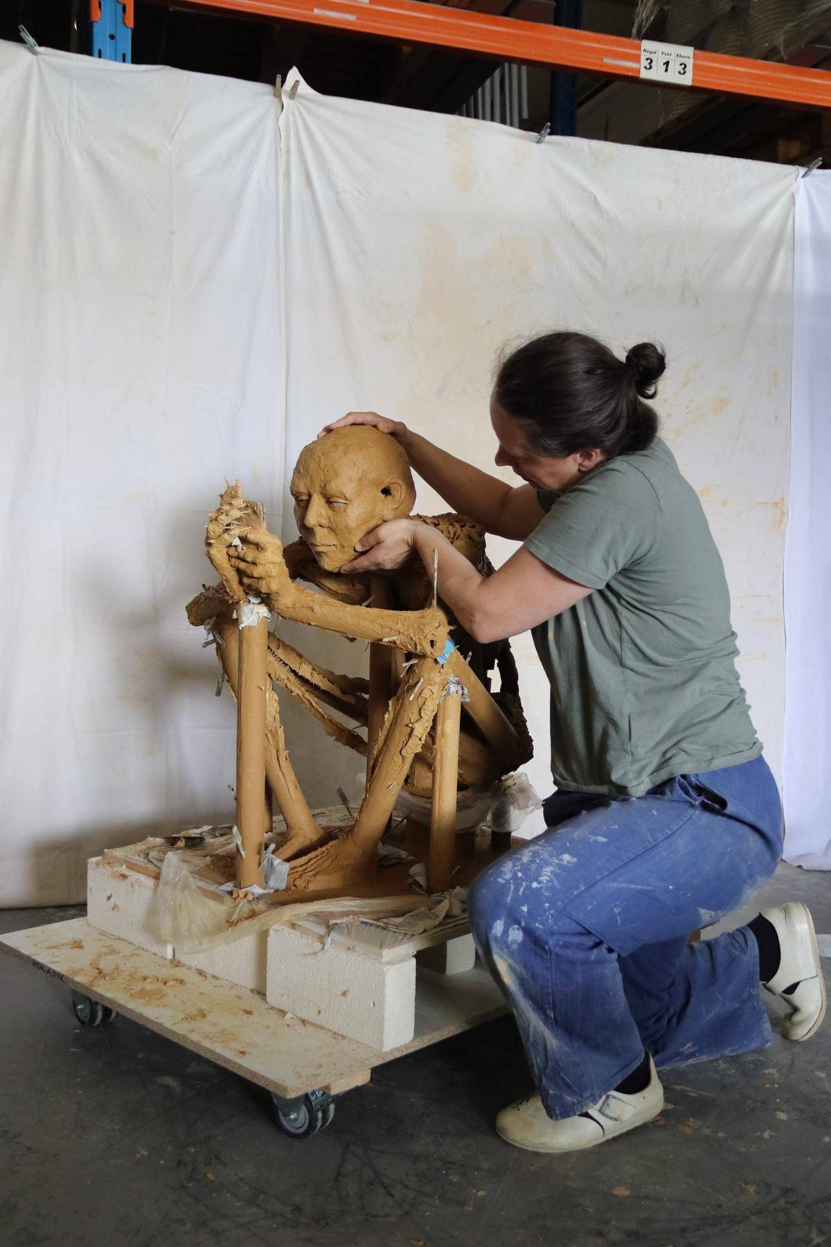 Hier fertigt Rosmarie Lukasser eine Terrakotta-Skulptur an. Foto: Helena Sekot