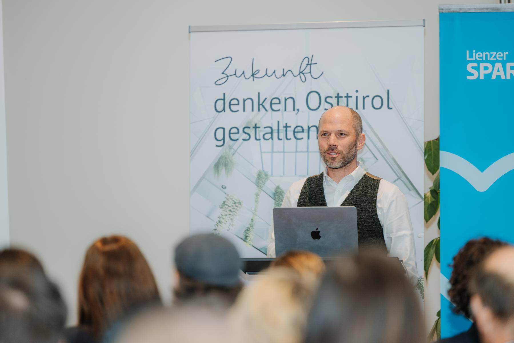 Stefan Niedermoser stellte die Richtlinien, Aufgabenfelder und Ziele f&uuml;r das neue Regionalwirtschaftliche Programm vor. Foto: RMO/Bachmann