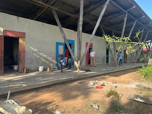 Die Gesundheitsstation in Mondikolok steht noch, wurde aber gepl&uuml;ndert und ist desolat. Foto: OfM/Kr&ouml;sslhuber