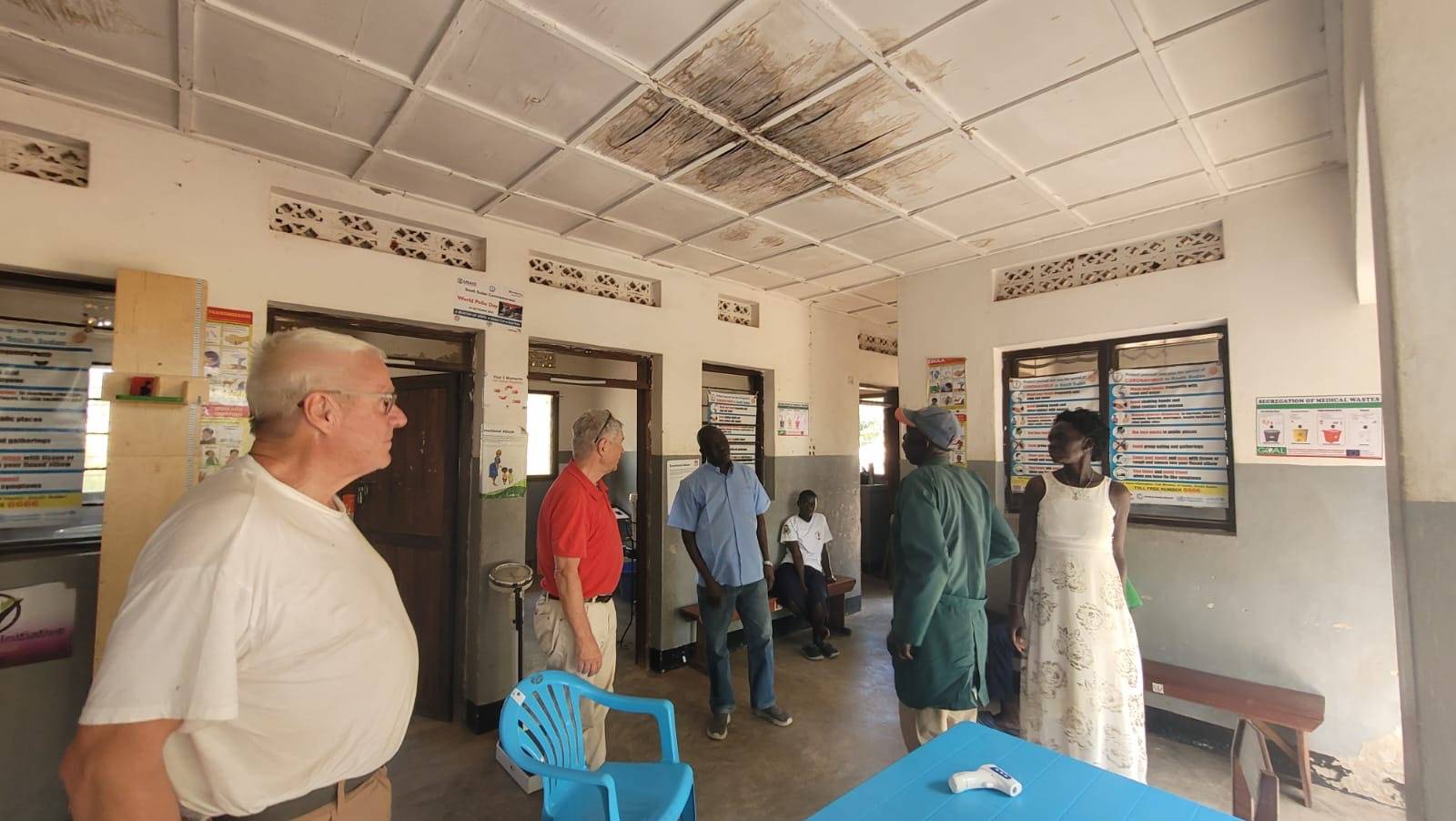 Begutachtung der Sch&auml;den im Inneren des  Health Care Center in Mondikolok. Foto: OfM/Kr&ouml;sslhuber