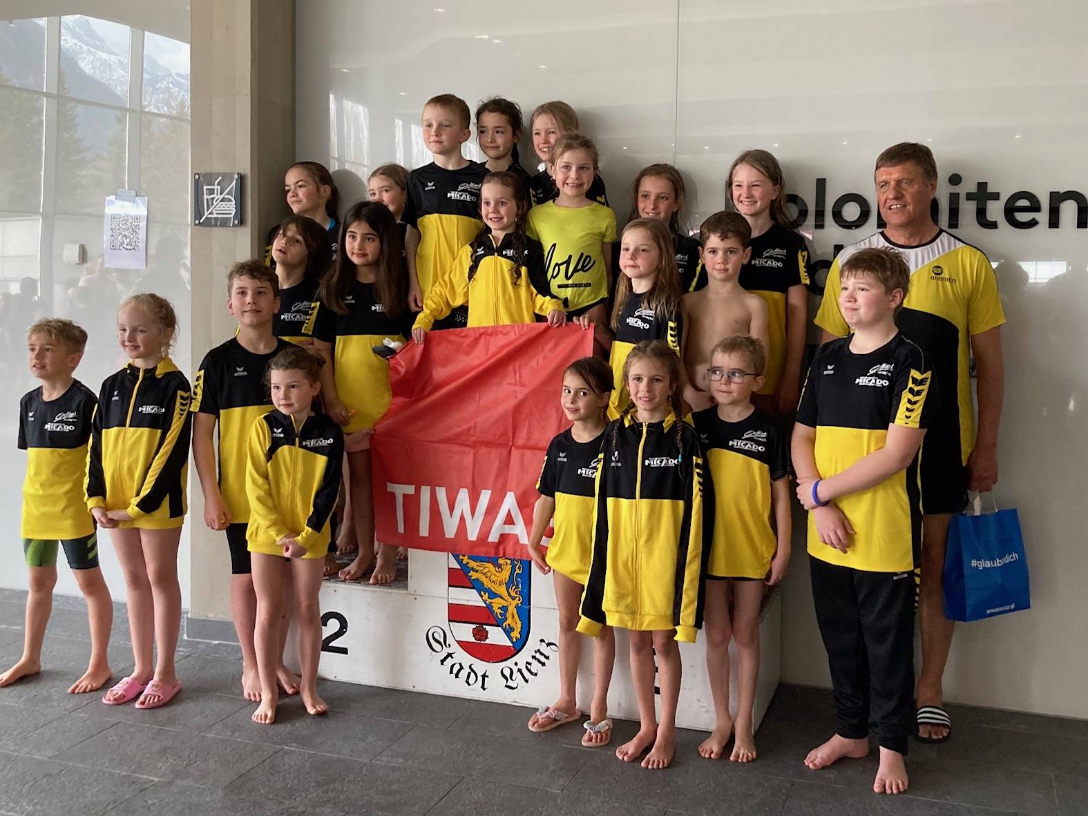 Beim ASV&Ouml; Kids Cup d&uuml;rfen alle aufs Stockerl. Hier im Bild die erfolgreiche SU Osttirol mit Trainer Pepi Mair. Foto: Stangl