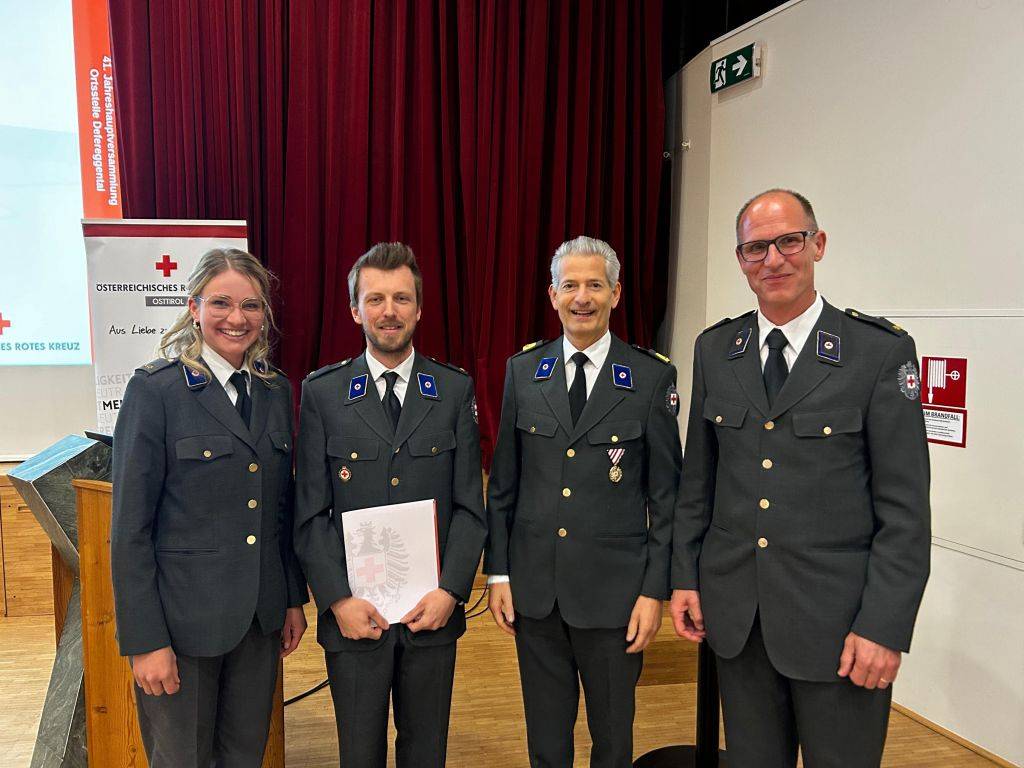 Ortsstellenleiterin der Ortsstelle Defereggental, Valentina Erlsbacher, Benjamin Gasser (Henry Dunant Gedenkmedaille in Silber), Hansj&ouml;rg Mattersberger (1. Bezirksstellenleiter-Stv) sowie Granig Wilhelm (Bereichsleiter Gesundheits- und Soziale Dienste).