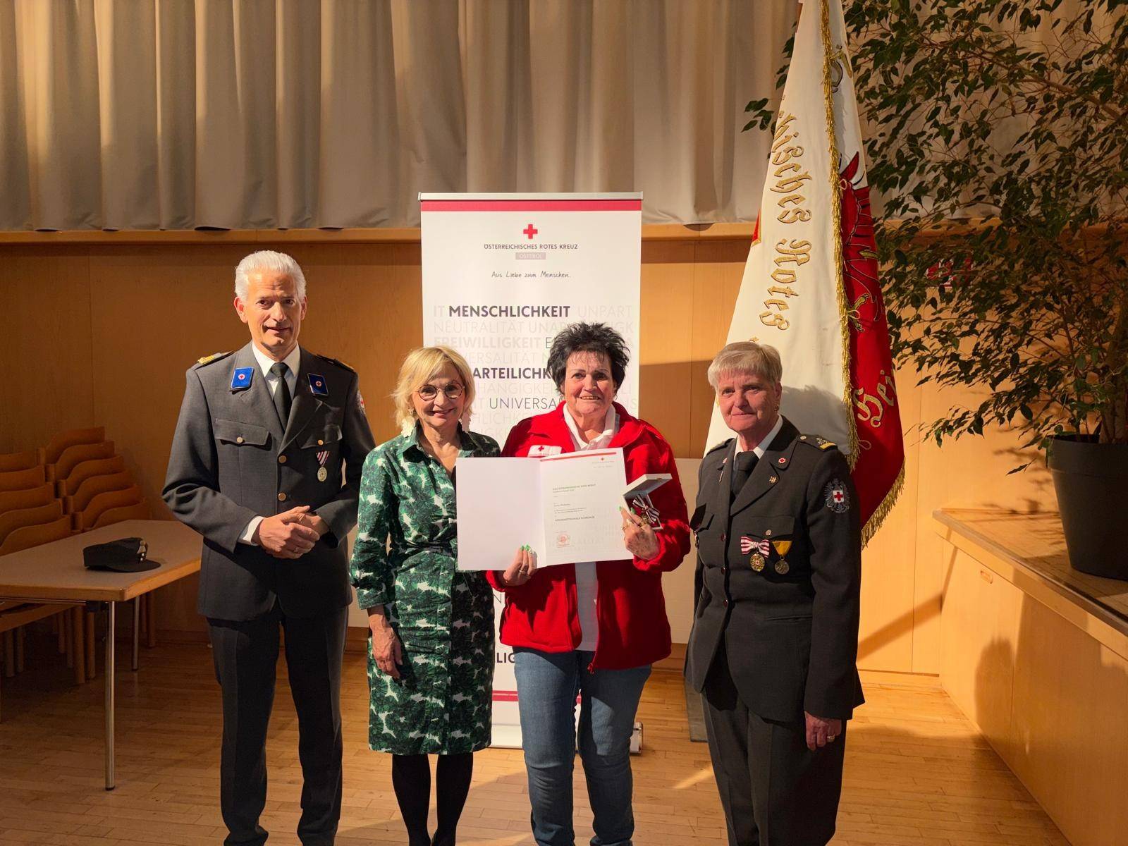 v.l.: Hansj&ouml;rg Mattersberger (1. Bezirksstellenleiter-Stv), B&uuml;rgermeisterin E. Blanik, Tr&auml;gerin der Verdienstmedaille in Bronze Anita Pfeifhofer, Kassierin Maria K&ouml;nig.