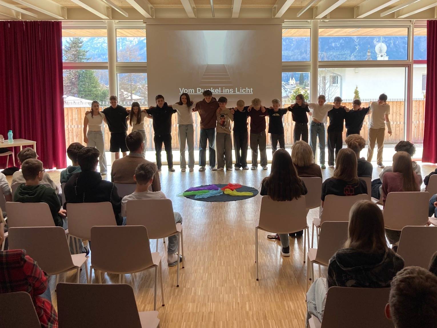 F&uuml;r die Mitwirkenden der 4a Klasse war es die letzte Osterandacht, bevor sich ihre Wege nach Ende des Schuljahres trennen. Foto: Stangl