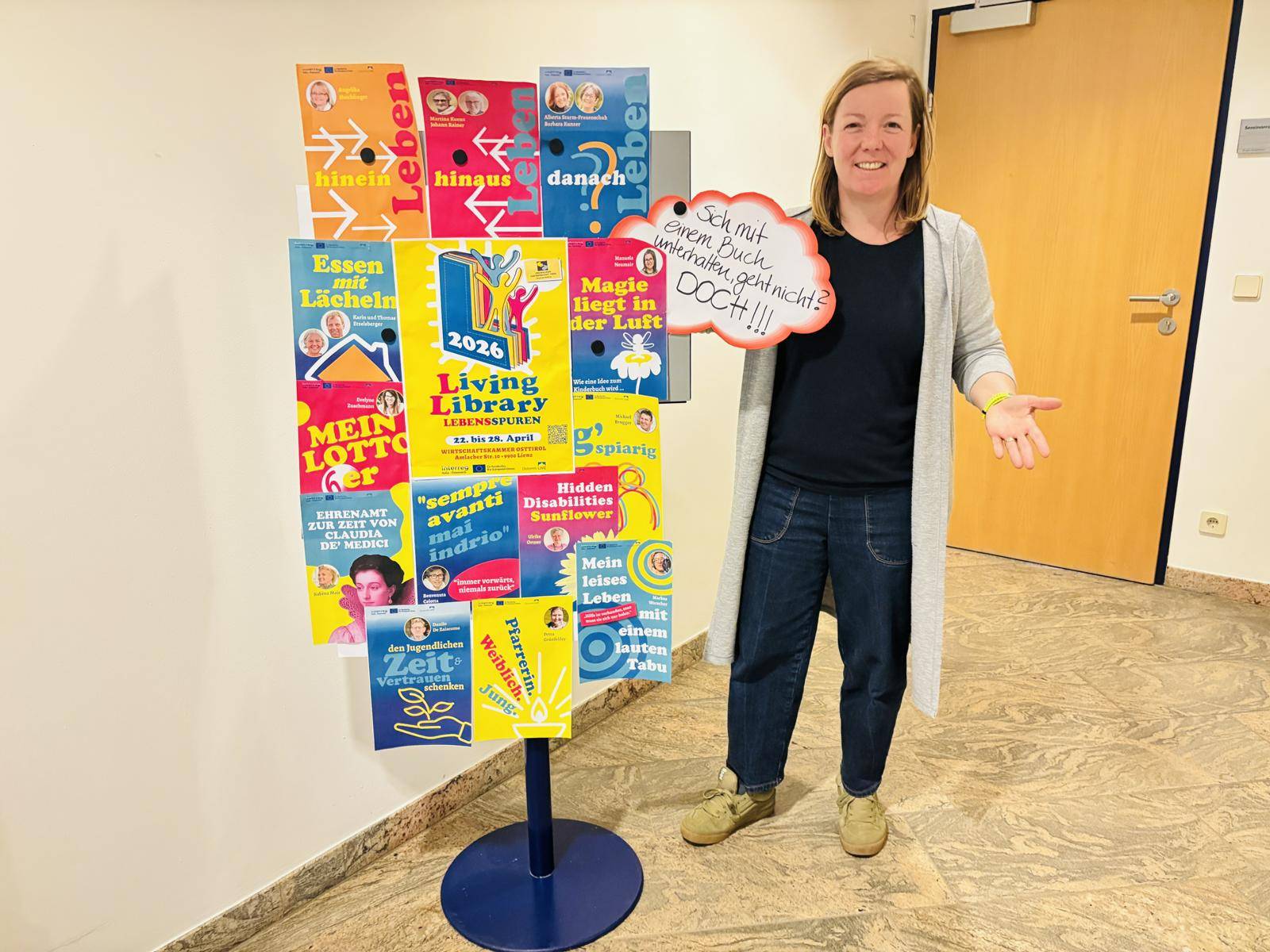 Simone Ortner-Trebo begeistert von der bunten Vielfalt von den B&uuml;chern in der Living Library &ndash; Lebensspuren, Foto: RMO/FWZ