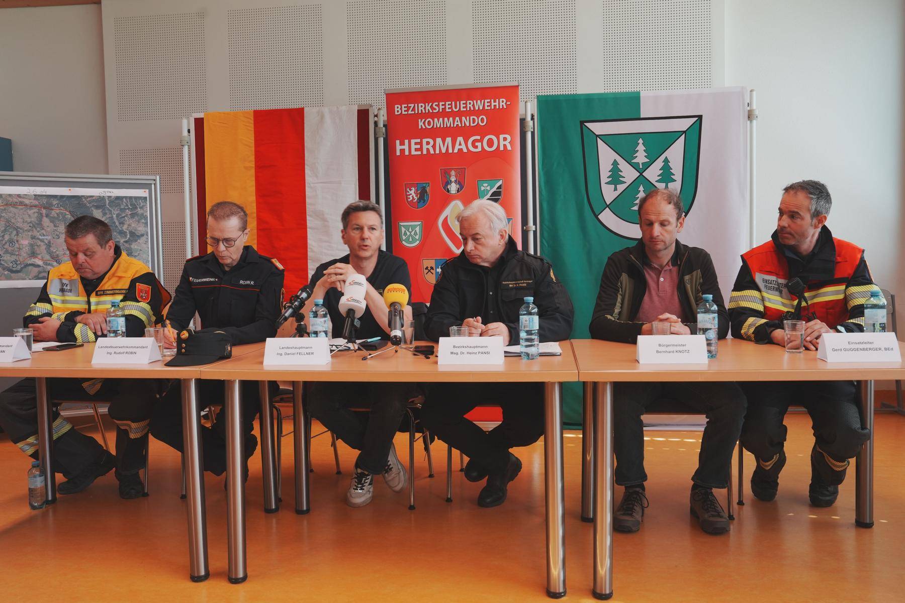 Pressekonerenz am Sonntag in St. Lorenzen: BFK Herbert Zimmermann, LFK Rudolf Robin, LH Daniel Fellner, BH Heinz Pansi, Bgm Bernhard Knotz, Einsatzleiter Gerd Guggenberger. Foto: LPD K&auml;rnten/Pleschberger