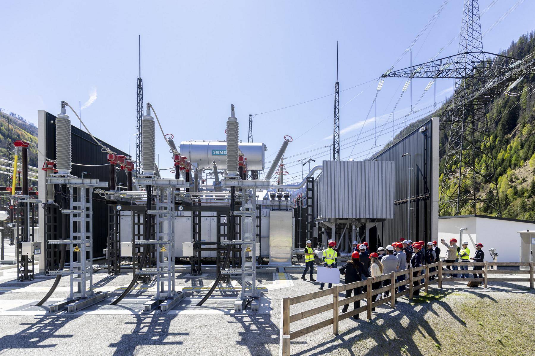 Der im April 2025 angelieferte Gro&szlig;transformator verbindet die Netze von APG und TINETZ Foto: Martin Lugger