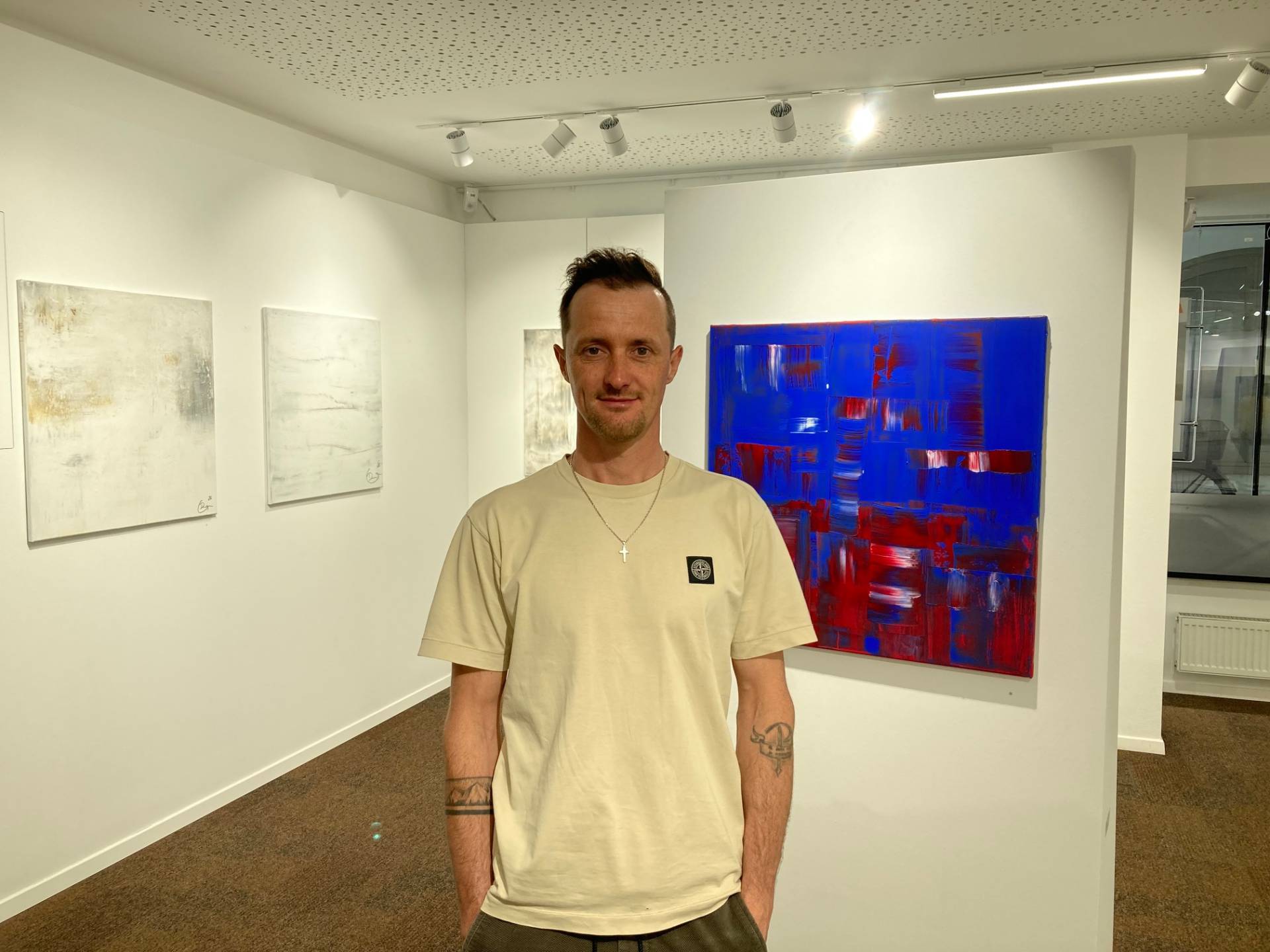 Dave Gomig im Vorfeld der Vernissage. Foto: Stangl