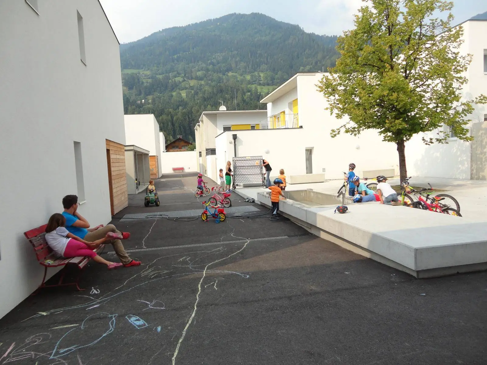 Das "Dorf im Dorf" mit Kindern und GemeindebürgerInnen. Foto: SOS-Kinderdorf
