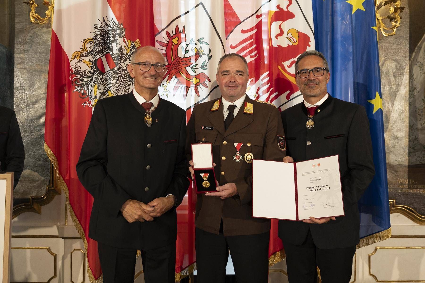 Harald Draxl aus Nikolsdorf wurde f&uuml;r seine Verdienste um das Feuerwehrwesen mit der Verdienstmedaille ausgezeichnet. Foto: Land Tirol/Sedlak