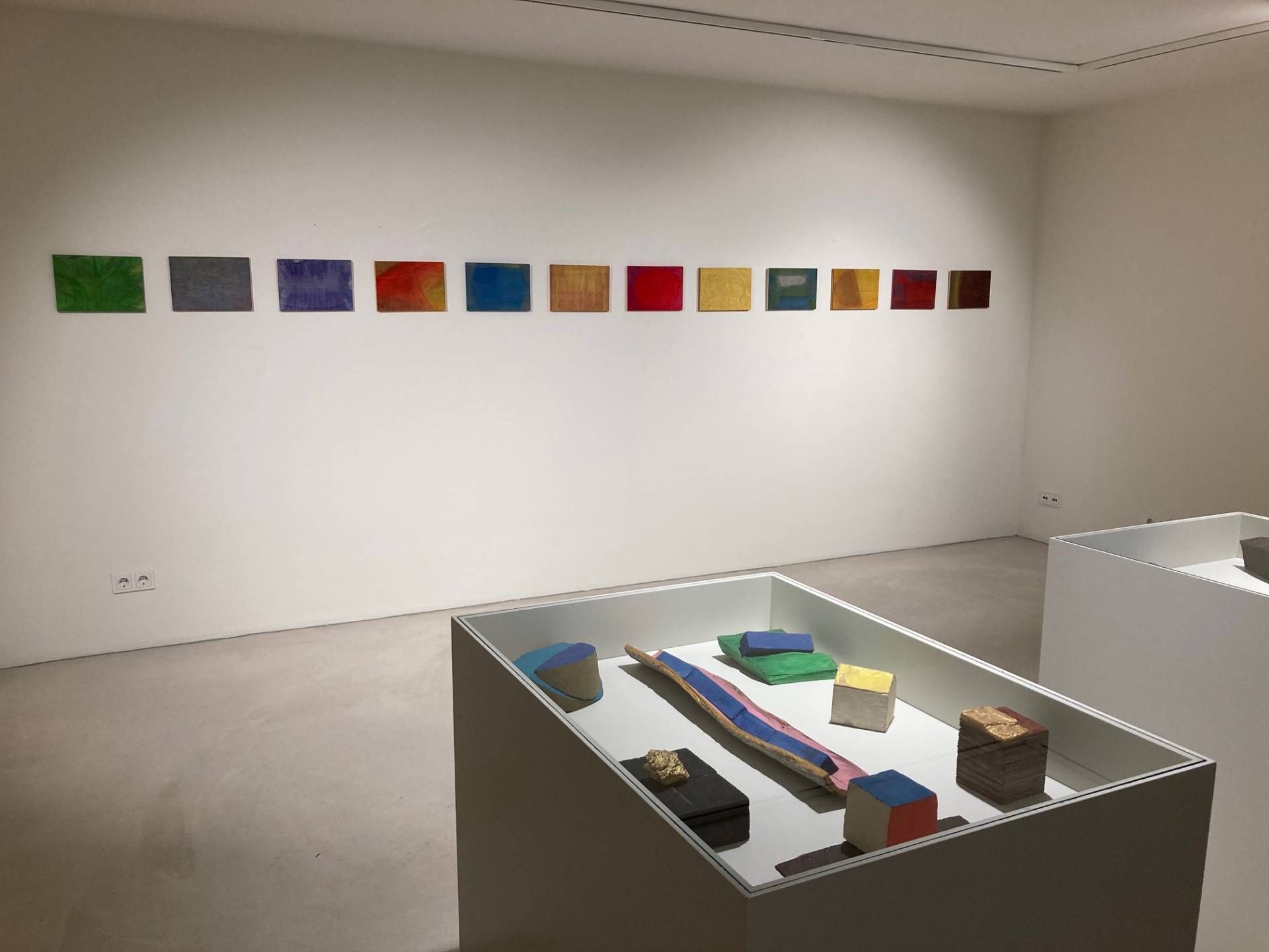 Farbtafeln und "Kinderheitserinnerungen" im  unteren Galerieraum. Foto: Stangl