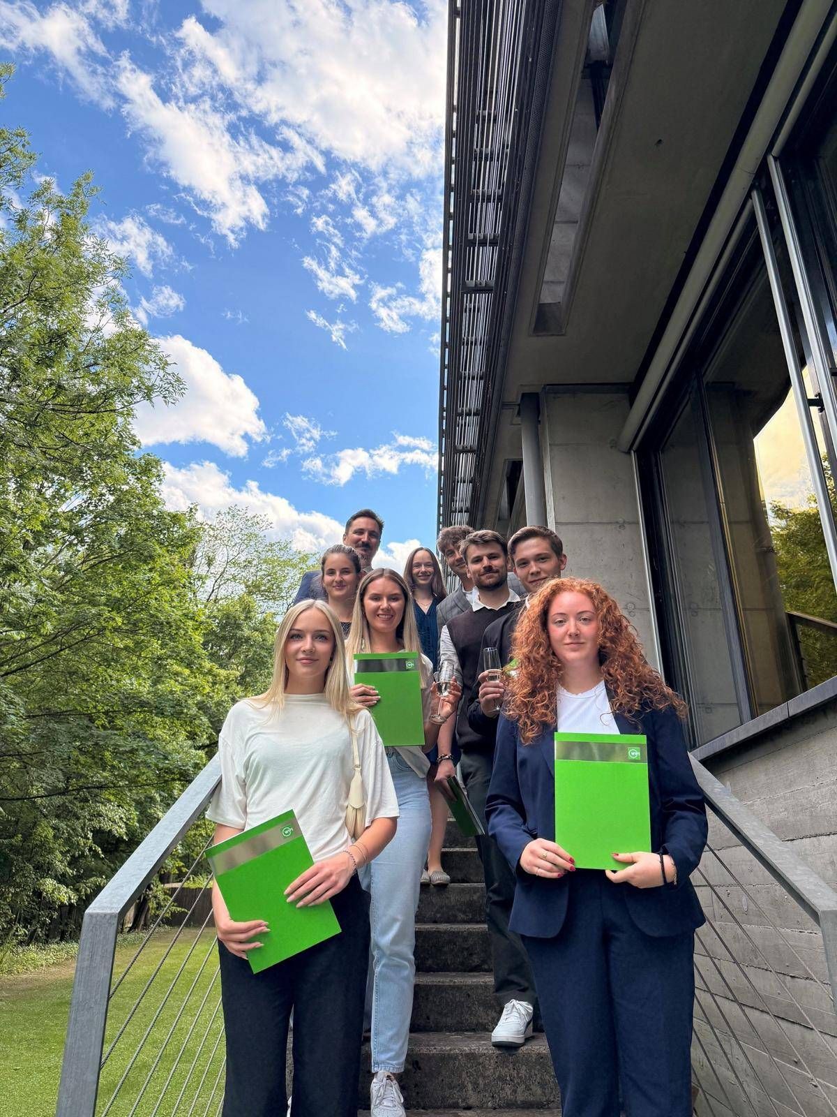 Auch sie haben die Pr&uuml;fungen in Betriebswirtschaftslehre erfolgreich abgelegt. Vorne nach hinten (links): Sophia Hassler; Melissa Kerschbaumer, Julia Egger, Vorsitzender Mag. DI (FH) Herwig Senfter; Petra Theurl, BA Trainerin; 
Vorne nach hinten (rechts): Jasmin Mascher, Samuel Mattersberger, Martin Oberlojer; Dr. Stephan Hofmann, MSc. (Pr&uuml;fer).