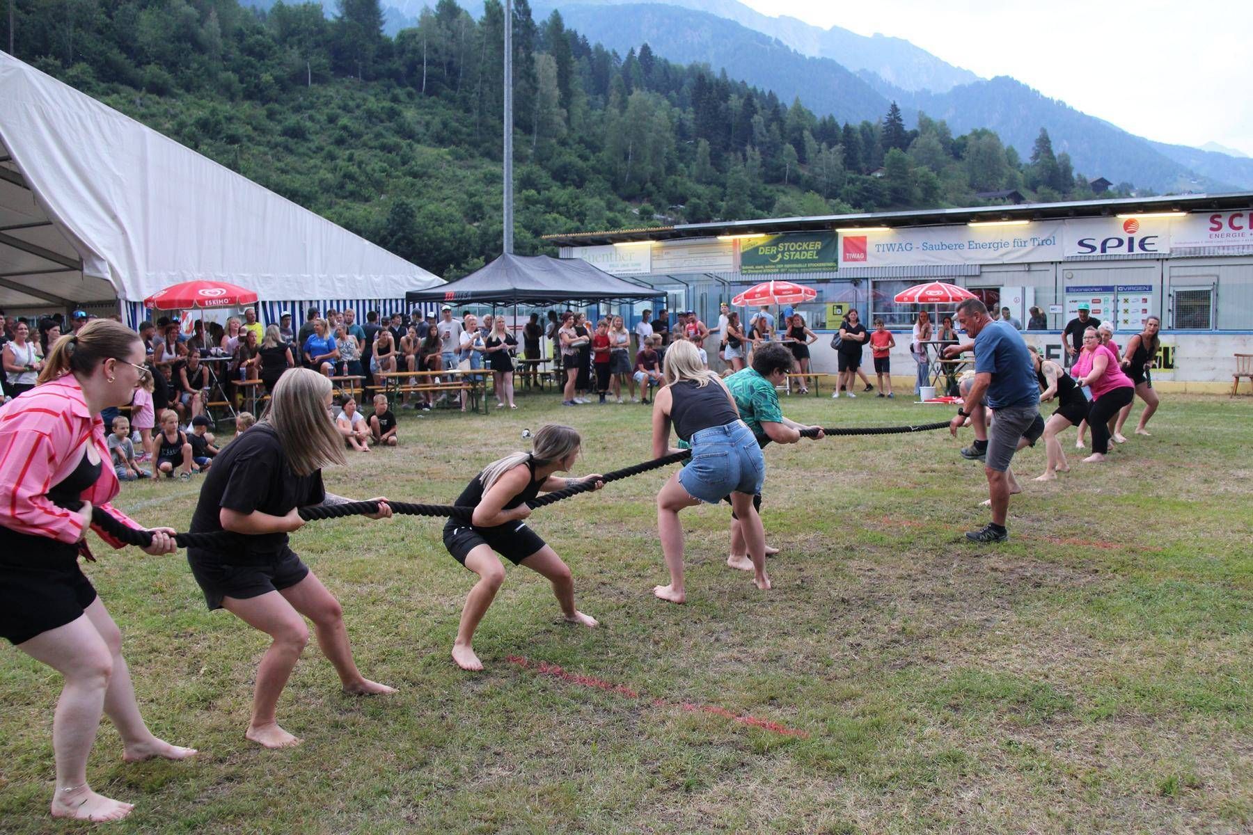 Voller Einsatz auch beim beliebten "Strickziachn". Die Siege holte die Tiroler Sch&uuml;lerranggler, die Osttiroler Rangglerm&auml;dels und der Rangglerverein Matrei bei den Herren. Foto: Union Matrei