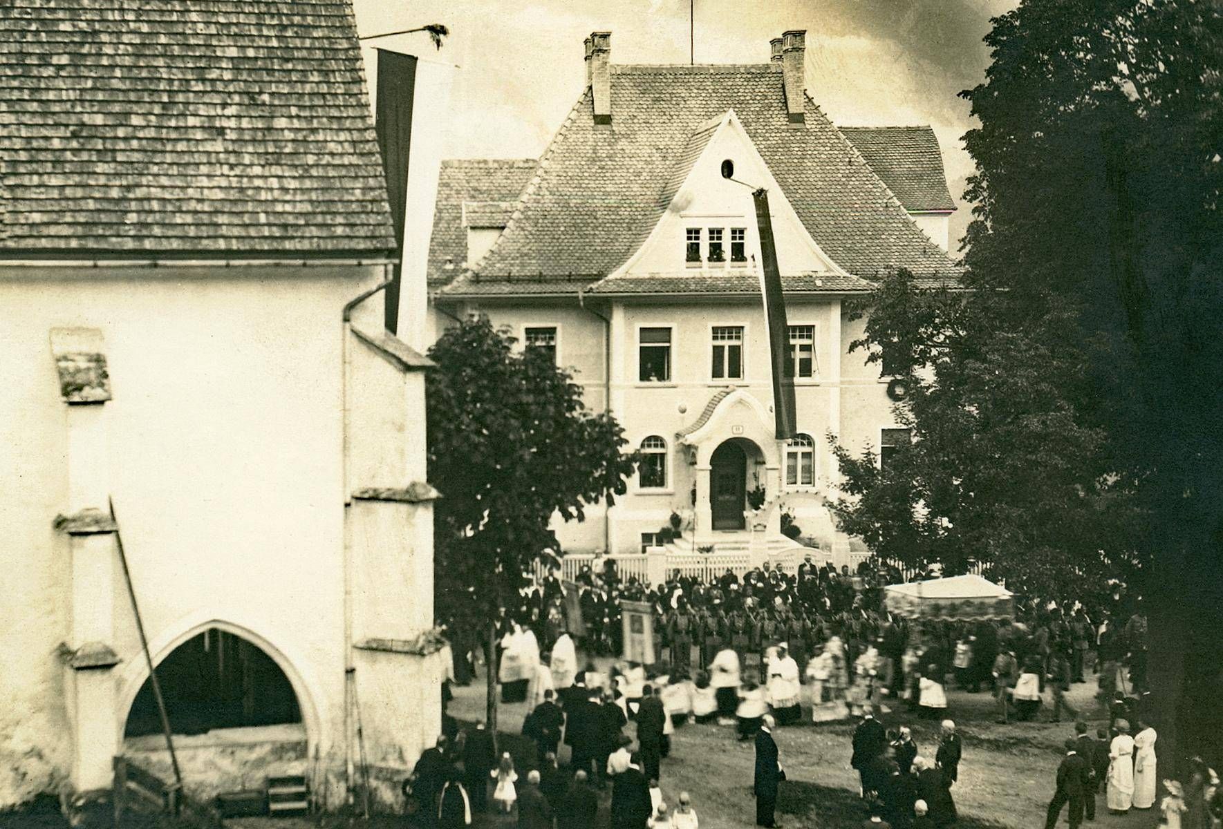 Donnerstag, 11. Juni 1914: die Fronleichnamsprozession bei der Michaelskirche und sog. Unteren Dapra-Villa (Fotograf: Unbekannt; Sammlung Ernst Dapra &ndash; TAP)