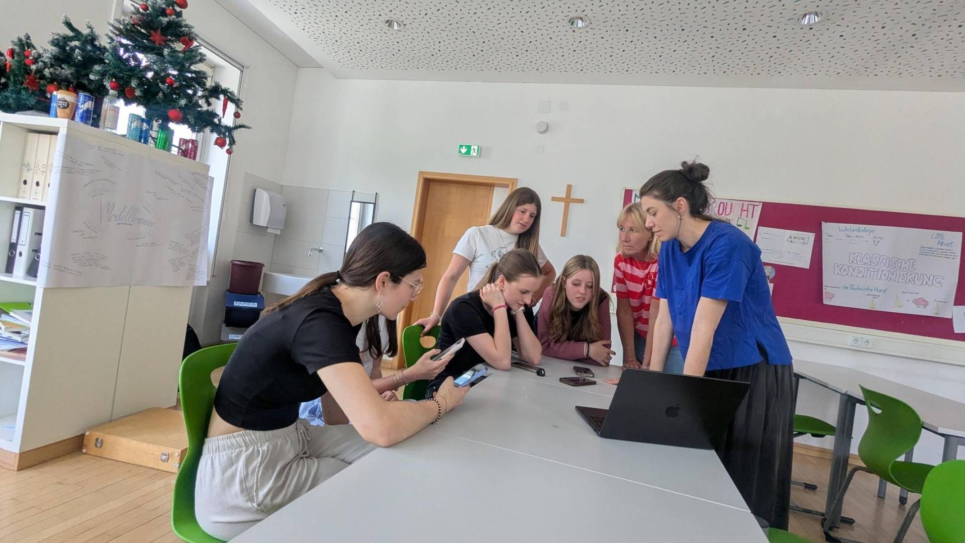 Volle Konzentration, am Montag probten die Nebendarstellerinnen im BORG Lienz  Foto: Knorr